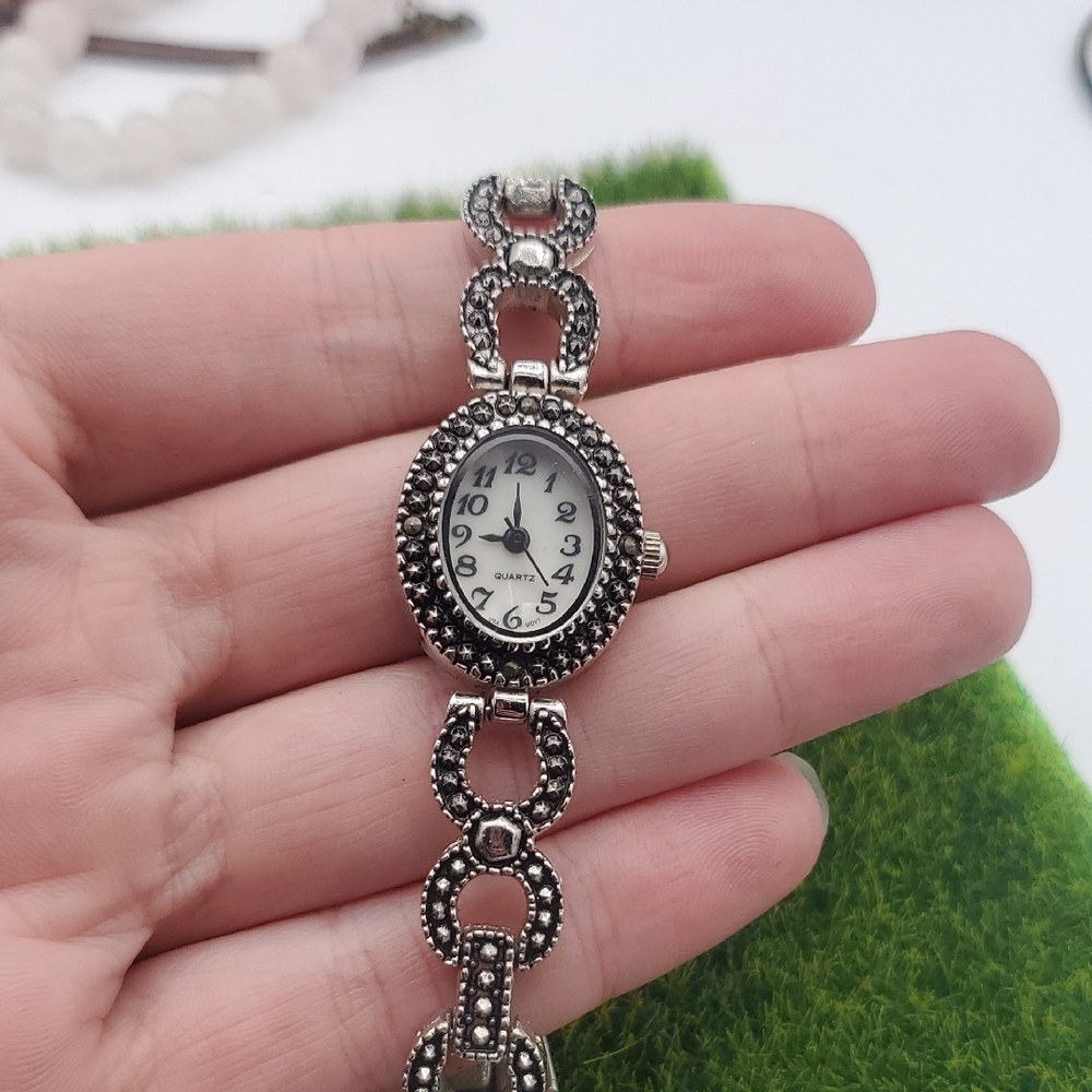 Elegant Silver Tone Classy Women's Quartz Watch B3425 Needs Batteries